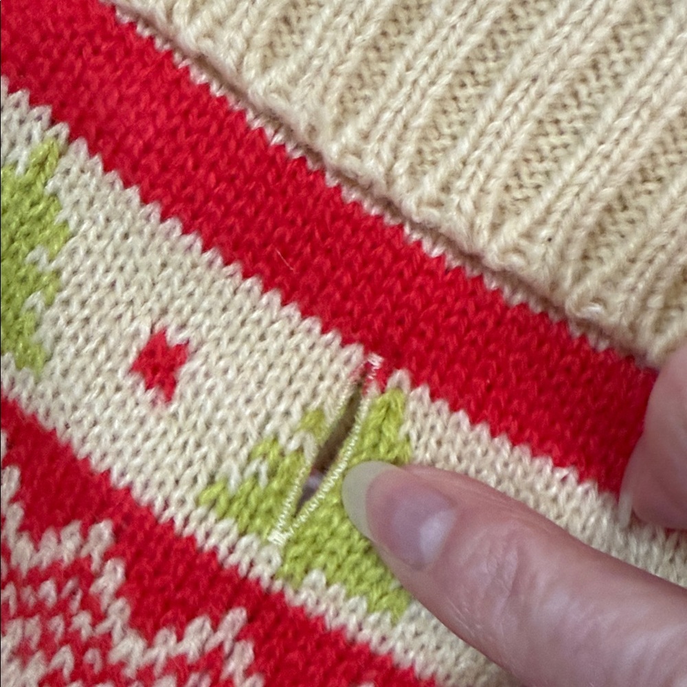 The Grinch-He’s a mean one! - Knit Christmas Sweater. Size M. - Picture 10 of 13